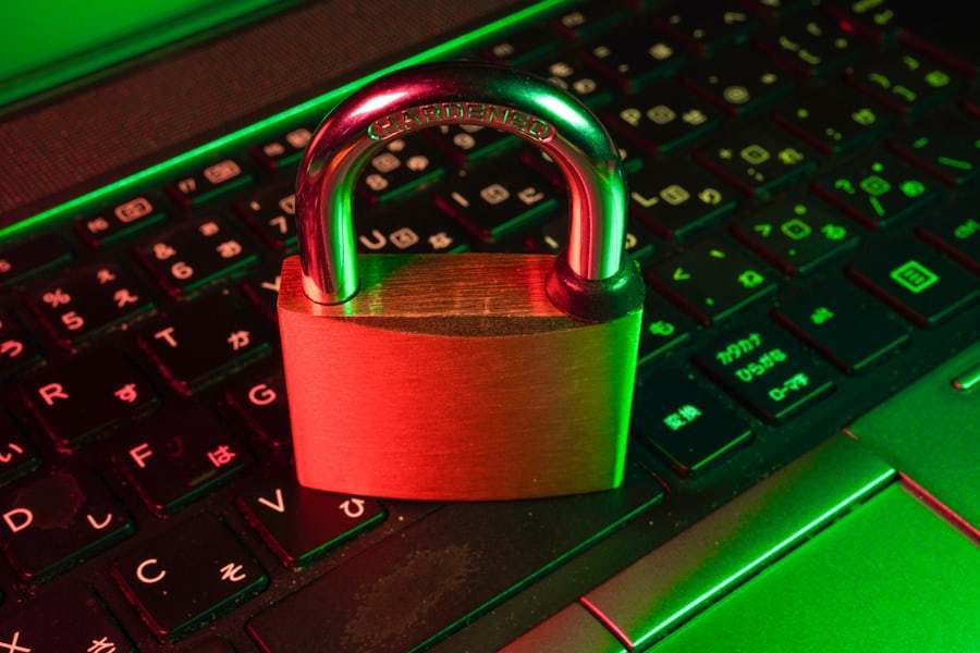 Gantungan kunci keamanan digital di atas papan ketik