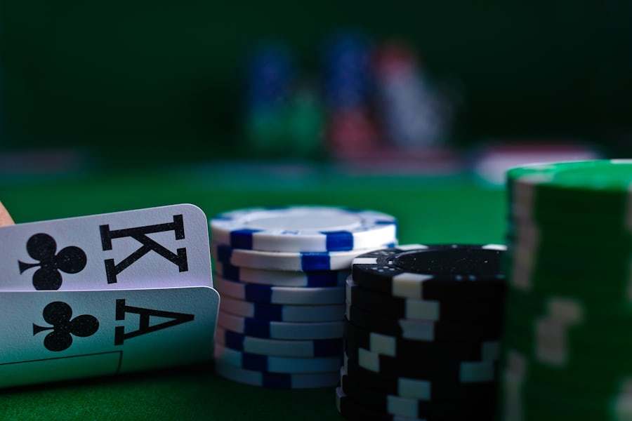 Kartu remi dan chip poker tergeletak di atas meja felt hijau