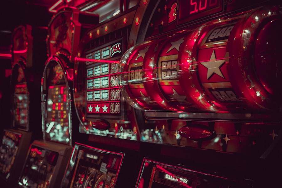 Layar mesin slot dengan gulungan dan simbol menyala