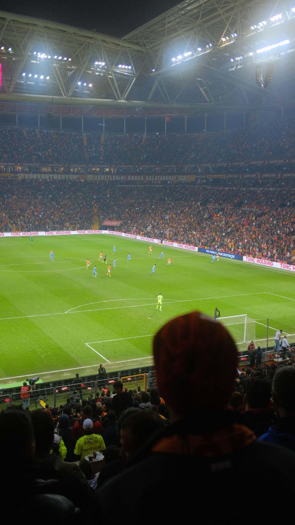 Stadion sepak bola menyala di malam hari